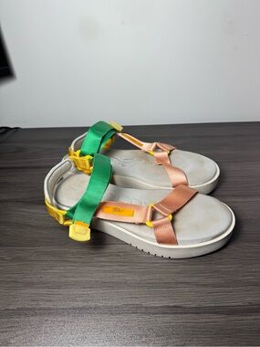 ONCEPT RIO Platform Sandals in Peach Multi Re-Nylon Straps
Memory Foam Size 9.5